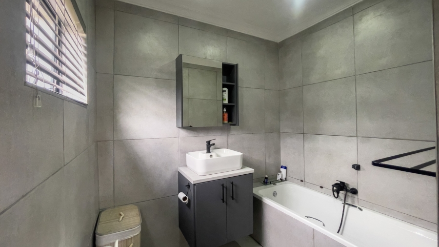 6 Bedroom Property for Sale in Riverside Western Cape